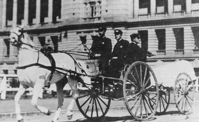 Horse pulling an ambulance through Brisbane street ca.1987